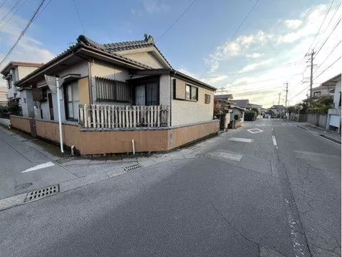 Single-story building with 5DK. Convenient location within walking distance to commuting, schooling, and shopping.