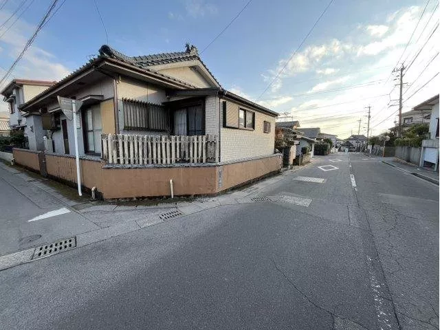 Single-story building with 5DK. Convenient location within walking distance to commuting, schooling, and shopping.
