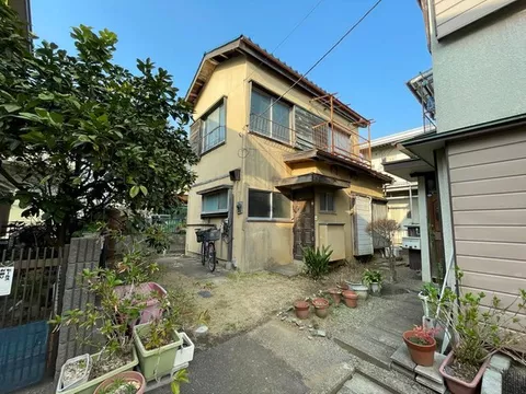 About a 2-minute walk to the bus stop, approximately 14 minutes by bus to Matsudo Station! Great for investment!