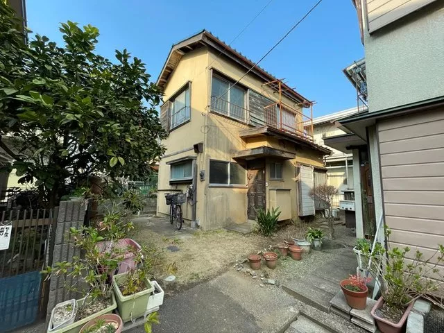 About a 2-minute walk to the bus stop, approximately 14 minutes by bus to Matsudo Station! Great for investment!