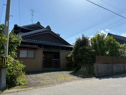 ■ About 8 minutes by car to Suzuka PA ■ About 1 minute on foot to the bus stop ■ South side has land for a home garden ■ 6LDK house