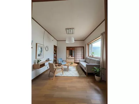 This is a spacious single-story house with a warehouse, with a building area of 131.59㎡!