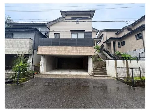◆Beautiful interior◆Built-in garage◆With garden◆On elevated ground◆Balcony◆Within walking distance to elementary and junior high schools