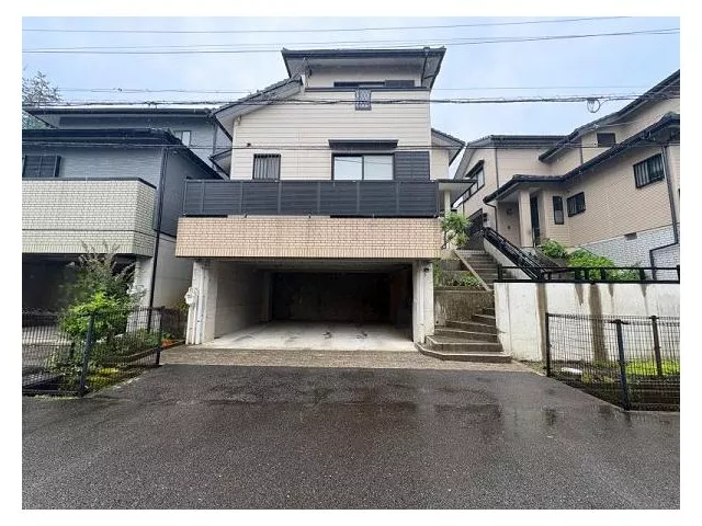 ◆Beautiful interior◆Built-in garage◆With garden◆On elevated ground◆Balcony◆Within walking distance to elementary and junior high schools