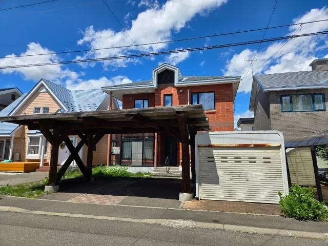South-facing road with good sunlight! Carport and garage included!