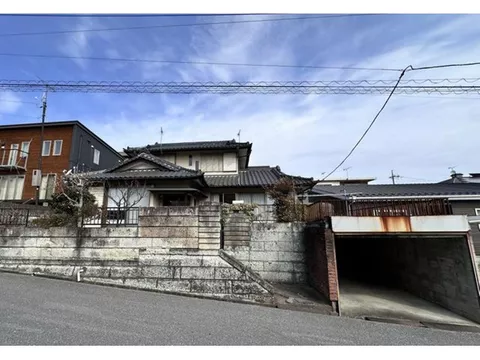 A charming 5DK property with the warmth of wood and nostalgic Japanese aesthetics♪