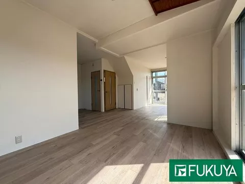 ◆ Renovated in October 2025◆ All-electric house made of lightweight steel◆ Parking for 2 cars available