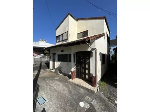 South-facing property with a garden, just a 2-minute walk (160m) to Bay Dream Shimizu, convenient for daily life.