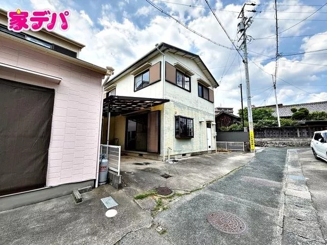 ■8-minute walk to Mikawa-Miya Station on the Tōkaidō Main Line! ■Quiet residential area ■Includes a Japanese-style room "4LDK"