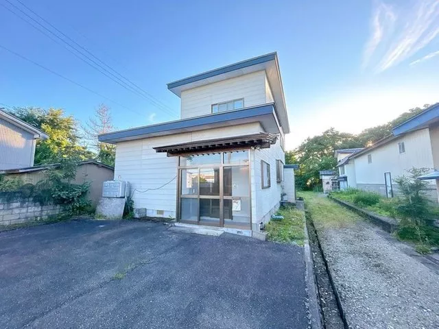 [Open House Held] Interior and exterior renovation planned / Parking for 4 cars available / Quiet residential area / Low traffic in the surrounding area