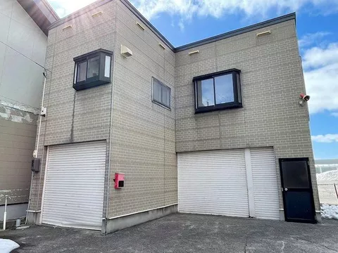 It is expected to be used for residential or office purposes. A convenient property with a garage♪