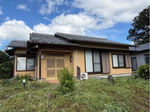 Live in a genuine Japanese-style house made with natural materials on a spacious lot with a rural landscape.