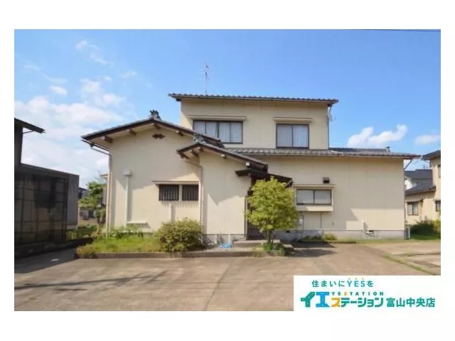 A traditional Japanese house suitable for two families, overlooking a large garden