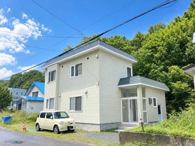 South-facing with good sunlight, a rich natural living environment near the sea, parking for 2 to 3 cars available♪