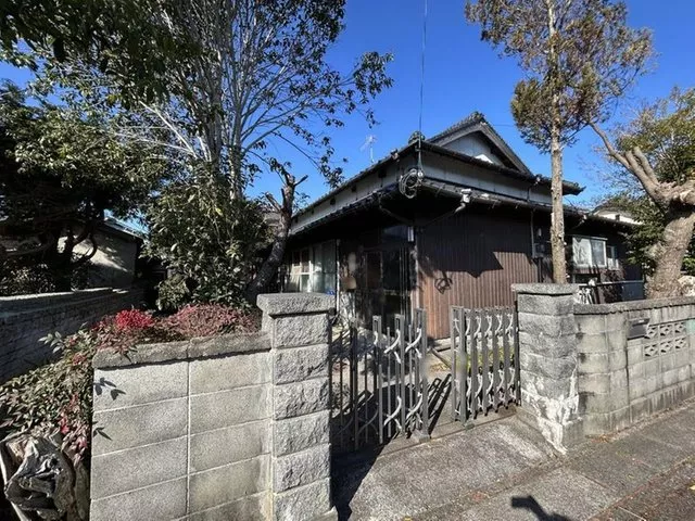 This is a 4DK single-story house with a smooth flow for household chores, located on a site area of 94 tsubo, with a garden on the south side.