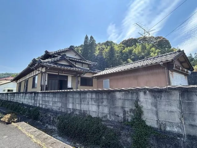 [Landslide Hazard Area] A single-story 3DK with a connected Japanese-style room and sunroom for a relaxed living.