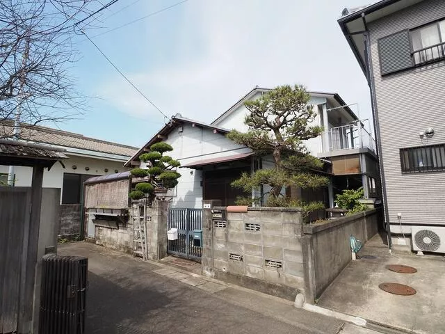 Tokushima-shi, Tokushima 5-chome Sho-machi (Ayukuro Sta.) 2F 6DK

1,880,000 yen