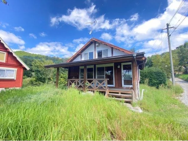 ☆A log house-style home that feels the warmth of wood♪ With a loft like a secret base☆
