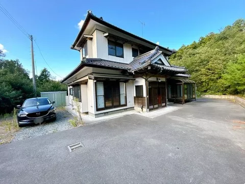Open house held / Current sale until September 28 / Two-family consideration possible / Parking for 4 cars available / Quiet residential area