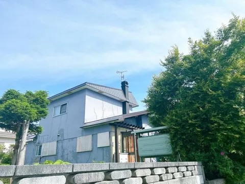 Southwest corner lot, south-facing road, good sunlight, 4LDK with a roofed parking space