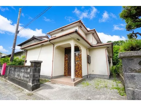 Quiet residential area with little traffic, bright living room with two sides of sunlight and ample storage
