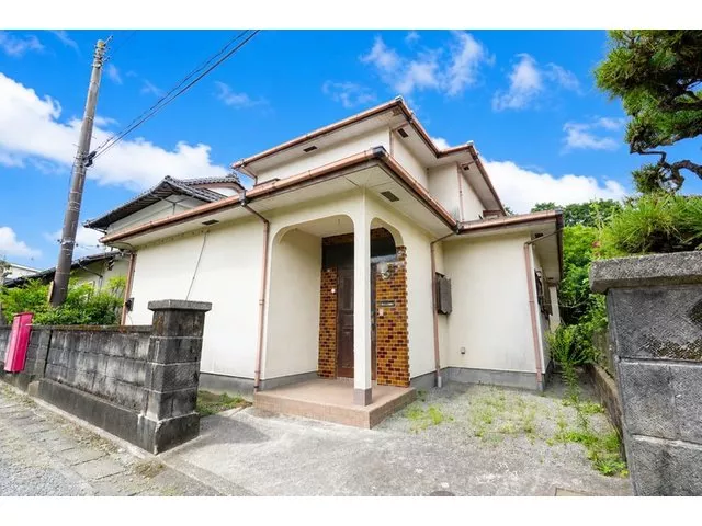 Quiet residential area with little traffic, bright living room with two sides of sunlight and ample storage