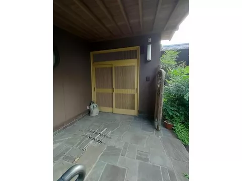 This is a used single-story 2SLDK house featuring a large garden and great views. Parking is currently...