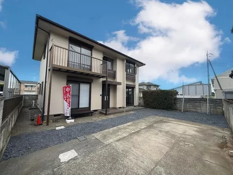 Used house with interior renovation completed. 3LDK with a western-style room of approximately 13.5 tatami mats and a walk-in closet.