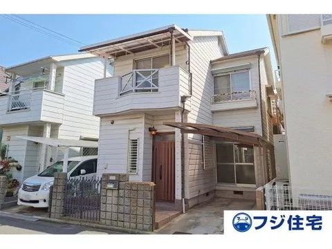／ Monthly payment in the 20,000 yen range ／ 5-minute walk to convenience store; includes convenient attic storage!