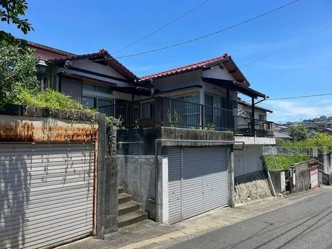 Elevated location, resistant to flooding, with good sunlight. All-electric 5LDK with a garage, ideal for renovation.