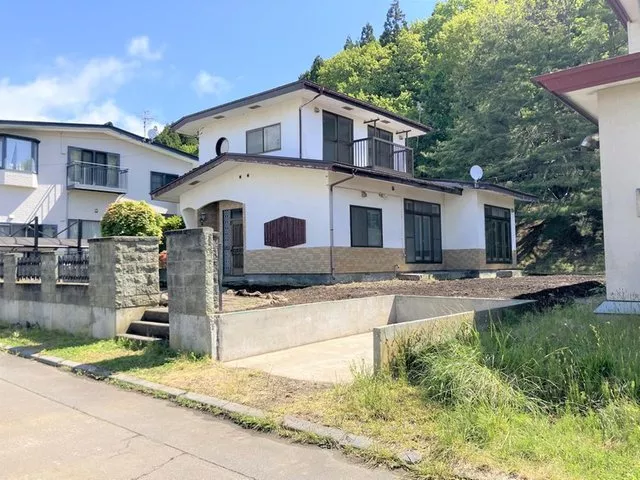 Nishi Asahiko 1-chome, used house, adjacent to a walking path, needs renovation!