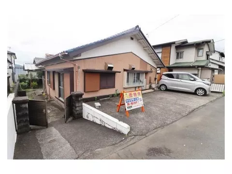 Single-story house with a south-facing garden, parking for 3 cars (depending on vehicle type)