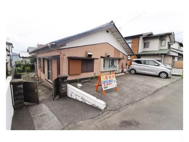 Single-story house with a south-facing garden, parking for 3 cars (depending on vehicle type)