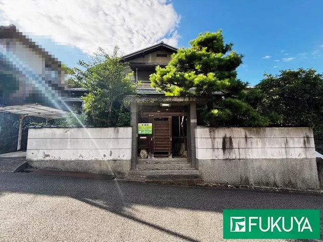 21 minutes by bus to Himeji Station (5 minutes on foot to the nearest bus stop, Oojisudai)