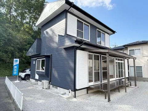 [Open House] Renovated interior and exterior / Parking for 4 cars / Southwest corner lot / Garden space available /