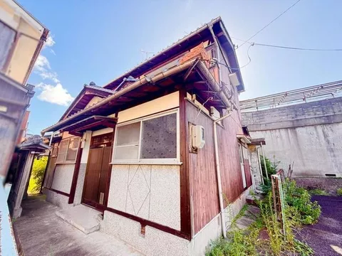 Not available for reconstruction, so you can renovate it into your preferred home♪