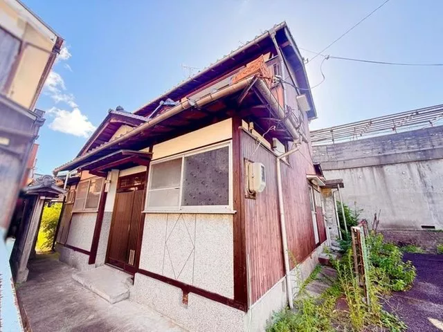 Not available for reconstruction, so you can renovate it into your preferred home♪