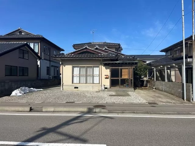 5 minutes on foot to Kaga Kasama Station, wide entrance allows parking for 5 cars!