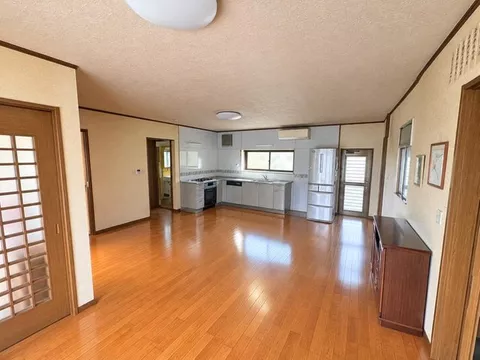Immediate viewing available - a hidden retreat in the mountains. Enjoy a spacious life on a large plot of land. Vacation home allowed!