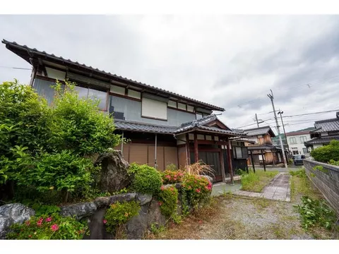 5 km by car from JR Tokaido Main Line "Omi Nagaoka"