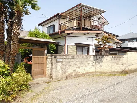 Used single-family home, both land and building are large