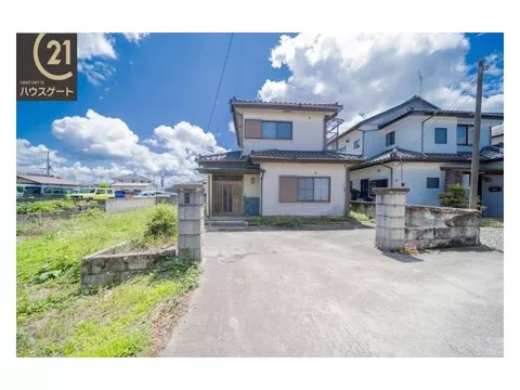 Close to National Route 4, with a shopping center 850m away!
