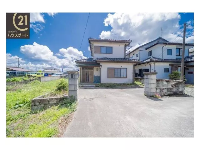 Close to National Route 4, with a shopping center 850m away!