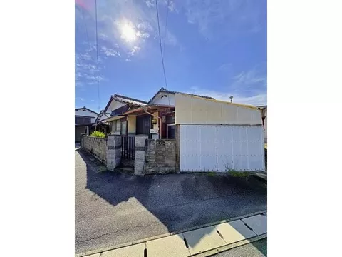 This is a 60-year-old single-story house. It is within approximately a 7-minute walk to Shinnyu Elementary School.