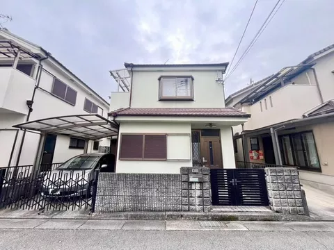 There are supermarkets, a post office, and a bank nearby, making life convenient♪ It is a quiet residential area♪