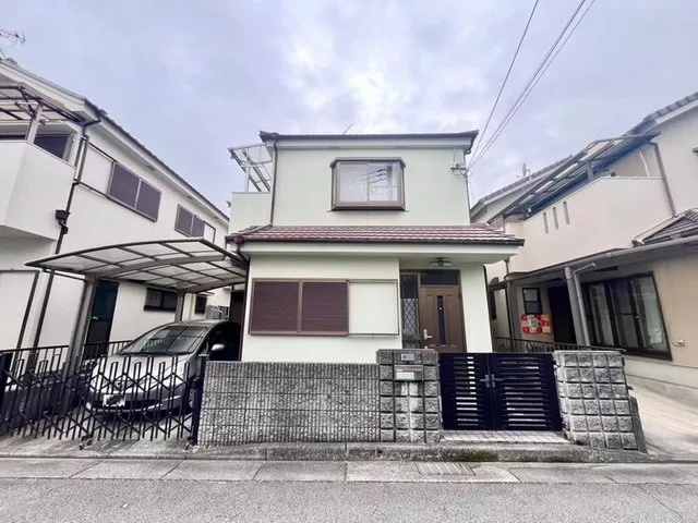 There are supermarkets, a post office, and a bank nearby, making life convenient♪ It is a quiet residential area♪