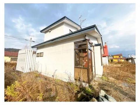 Supermarket and convenience store within a 10-minute walk, 2-story 2LDK on a northwest corner lot