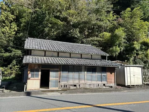 A compact single-story 4K house with a smooth flow for household chores and a dirt floor