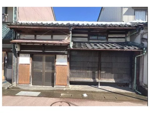 Retro Showa style, newly in my own color. Approximately 6 minutes on foot to Rokudouji Station☆