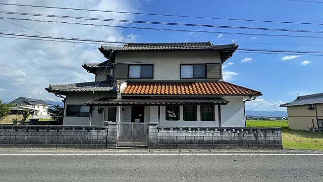 A used single-family home in Toyonaka-cho, Kamitakano, waiting for renovation, a former salon house.